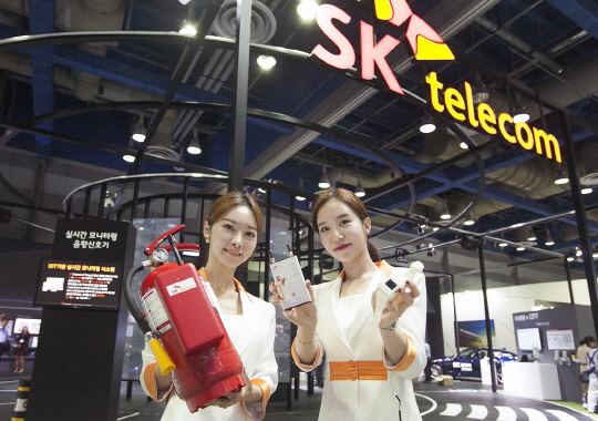 SK텔레콤 모델들이 SK텔레콤의 부스에서 IoT 기술을 접목한 제품을 소개하고 있다. SK텔레콤 제공